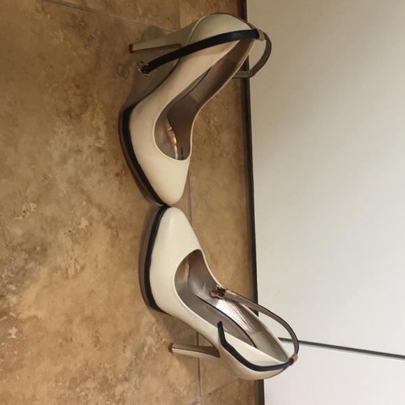 Cream strapped pumps - Picture 2 of 7